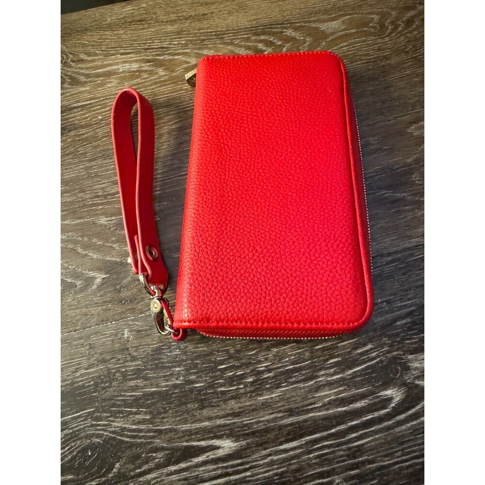 Thirty-One Jewell zip-around wallet in solid red pebbled pattern